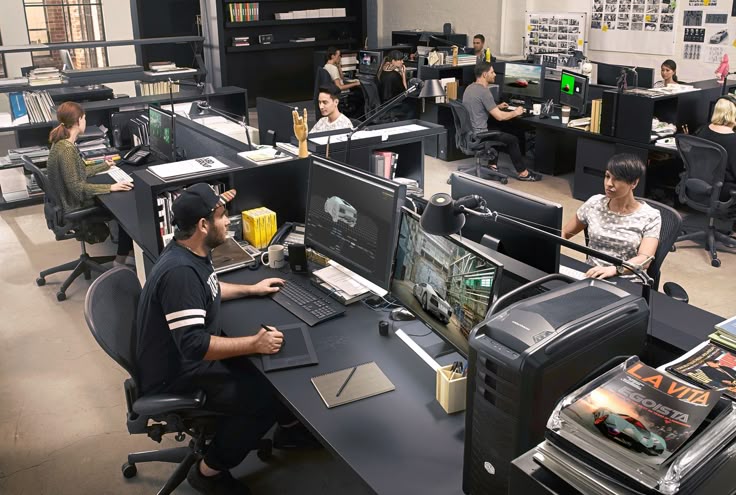 Architektin prüft digitale Baupläne auf einem Tablet