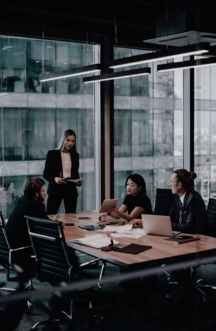 Ruhige Fassade eines Musterhauses bei Sonnenuntergang