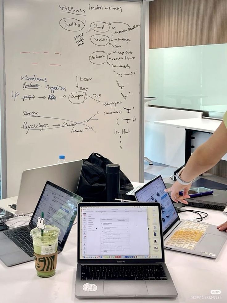 Modernes Musterhaus in grüner Umgebung